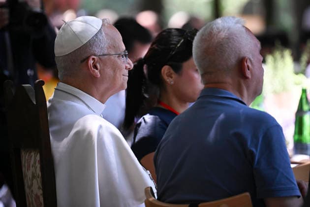 Italien, Papst Leo XIV. bei Essen mit den Armen im Castel Gandolfo