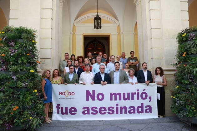Spanien, Schweigeminute nach in Mijas verübten Femizid in Sevilla