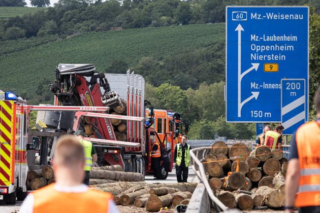 Rheinland-Pfalz, LKW-Unfall, Holzstämme stürzen auf Autobahn und in den Rhein in Mainz