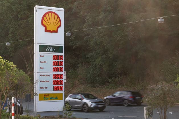 NRW, Preistafel an Tankstelle in Siegen