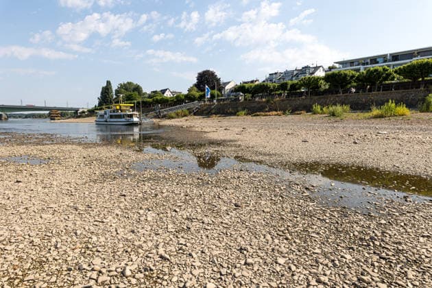 NRW, Niedrigwasser im Rhein bei Bonn