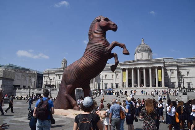 Film, The Odyssey Werbeaktion mit Trojanischem Pferd auf Trafalgar Square in London