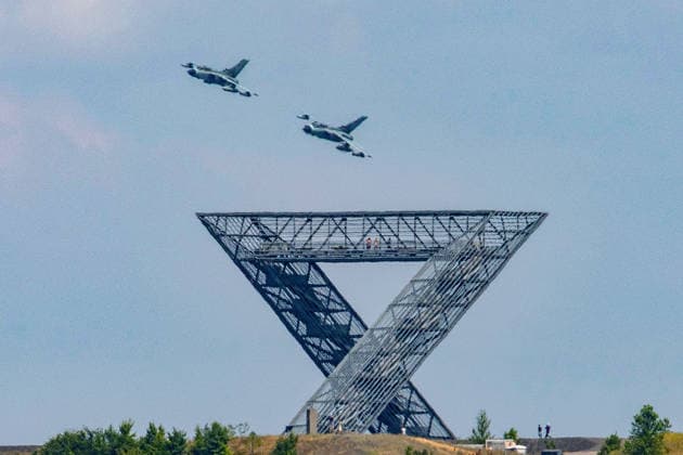 Saarland, Bundeswehr-Tornados über dem Saarpolygon im Formationsflug bei Saarlouis