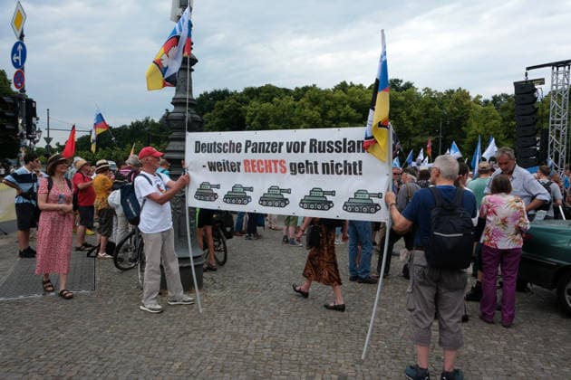 Berlin, Pro-russische Demonstration am Brandenburger Tor