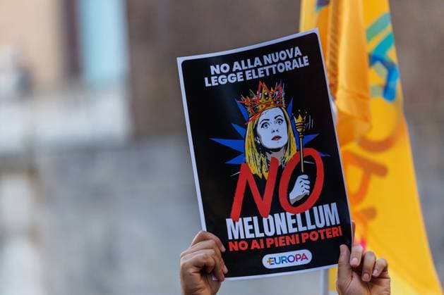 Italien, Oppositionspolitiker protestieren bei Sitzblockade gegen Wahlrechtsreform in Rom