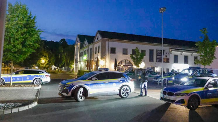 Bayern, Polizei-Großeinsatz nach Schüssen in Würzburg