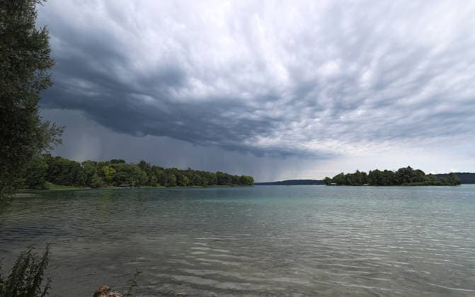 Bayern, Aufziehendes Unwetter über dem Starnberger See