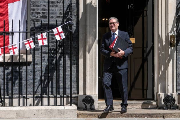 Großbritannien, Premier Keir Starmer vor 10 Downing Street in London