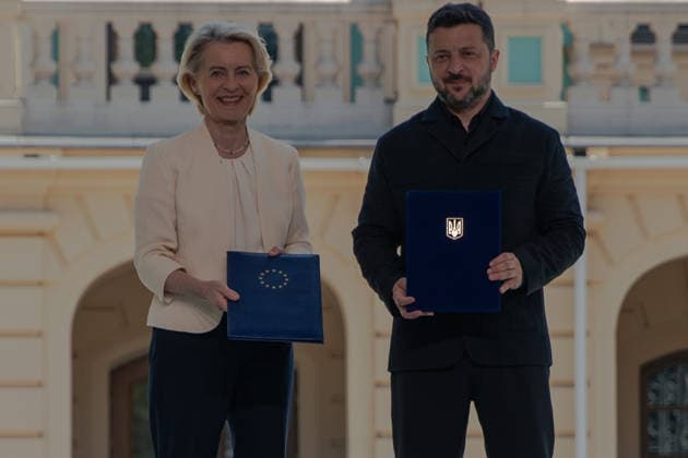 Kyjiw, Ursula von der Leyen und Wolodymyr Selenskyj unterzeichen Partnerschaft im Bereich der Rüstungsindustrie
