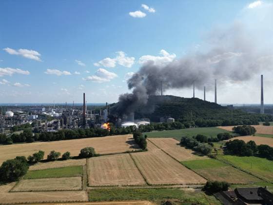 NRW, Großbrand auf dem Gelände der BP-Raffinerie in Gelsenkirchen