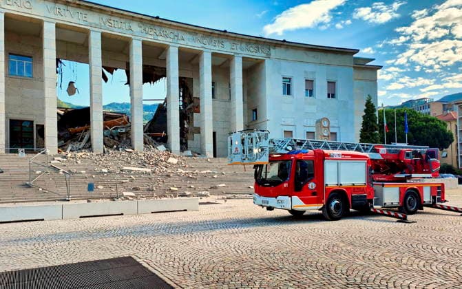 Italien, Teil des Gerichtsgebäudes in Bozen eingestürzt