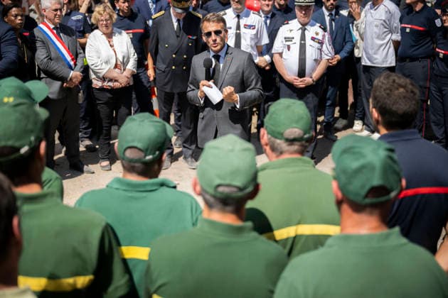 Frankreich, Brand im Forst von Fontainebleau, Emmanuel Macron besucht Einsatzkräfte
