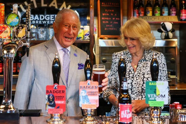 Royals, Großbritannien, König Charles und Königin Camilla besuchen Brauerei in Blandford Forum