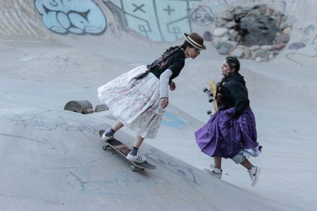 La Paz, Cholita-Skaterinnen, indigene Frauen aus Bolivien