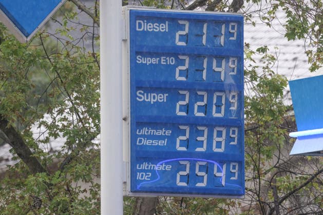 NRW, Preistafel an Tankstelle in Siegen