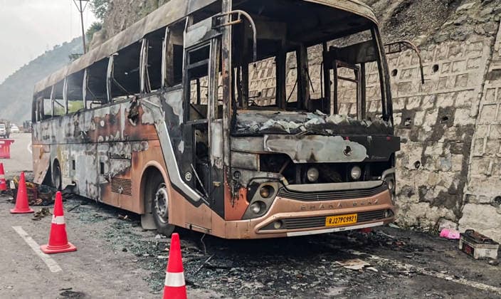 Indien, Untersuchungen an einem ausgebrannten Bus in Kaschmir Region
