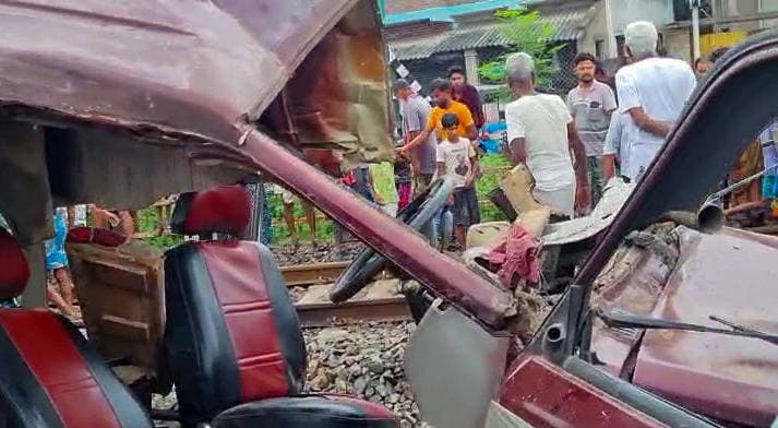 Indien, Schulbus in Murshidabad kollidiert mit Zug