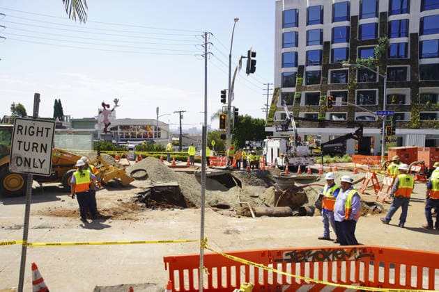 USA, Reparaturen nach Wasserrohrbruch in West Hollywood