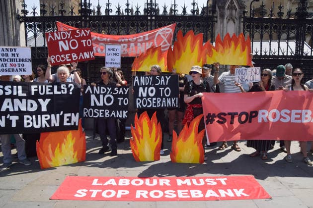 Großbritannien, Fossil Free Protest gegen Rosebank-Ölfeld vor Parlament in London