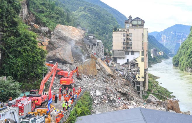 China, Bergungsarbeiten nach Erdrutsch in der Provinz Chongqing
