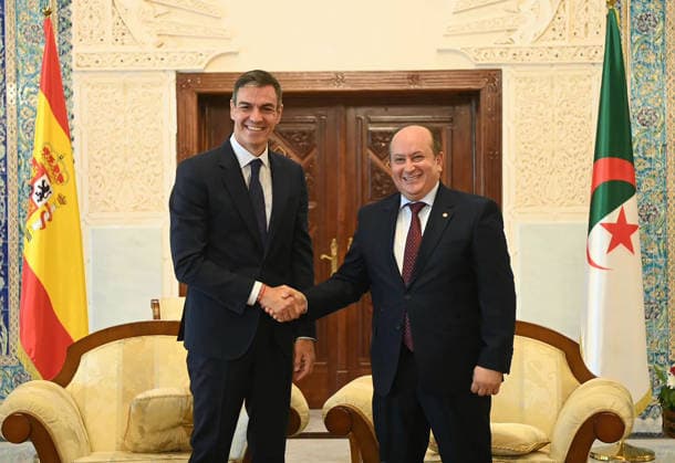 Algerien, Premier Sifi Ghrieb tritt Spaniens Premier Pedro Sanchez in Algiers