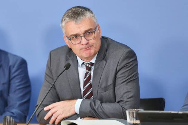 Deutschland, Regierungspressekonferenz mit Stefan Kornelius in Berlin
