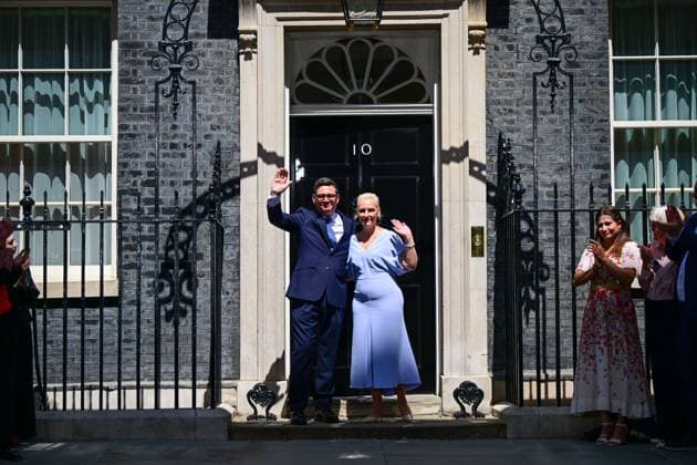 Großbritannien, Andy Burnham hält seine erste Ansprache als neuer Premierminister vor 10 Downing Street in London