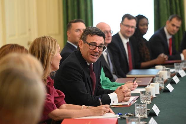 Großbritannien, Erstes Kabinettstreffen mit Andy Burnham als Premierminister in 10 Downing Street in London