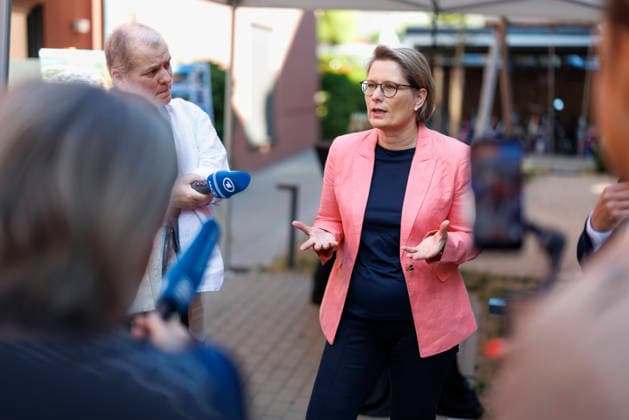 Rheinland-Pfalz, Stefanie Hubig zu Besuch in Mainz und Oppenheim