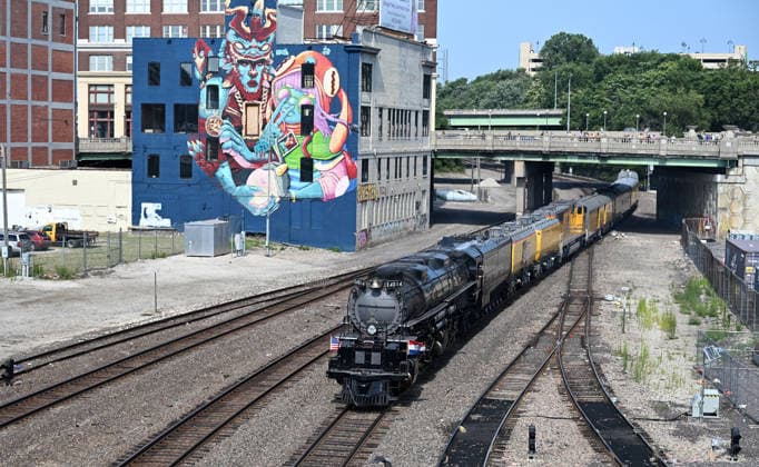 USA, Big Boy Lokomotive von Union Pacific dampft durch Missouri nach Kansas City