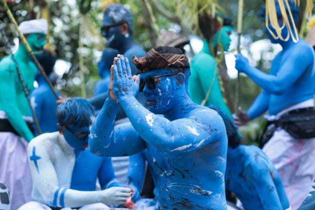Indonesien, Ngerebeg-Ritual mit bunt bemalten Teilnehmern auf Bali