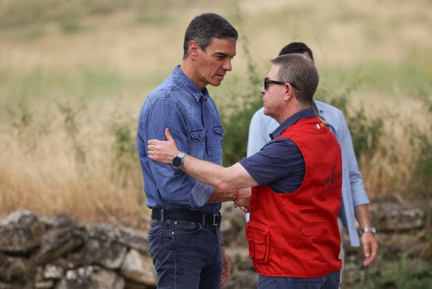 Spanien, Pedro Sanchez und Emiliano Garcia Page besuchen Waldbrandlage in Tamajon