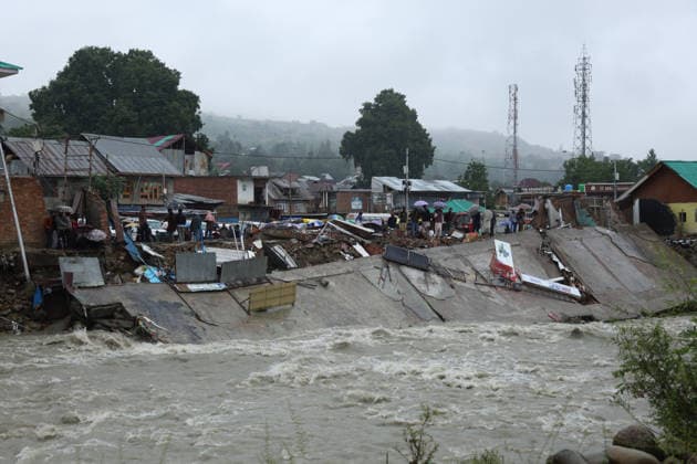Indien, Flut zerstört Einkaufszentrum nach Starkregen in Beerwah, Budgam