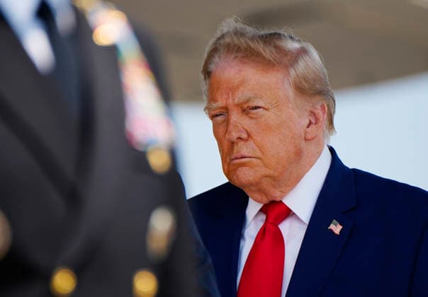 USA, Donald Trump bei Überführungsakt für gefallenen Army Sgt. Angel Rampersad auf der Dover Air Force Base in Dover