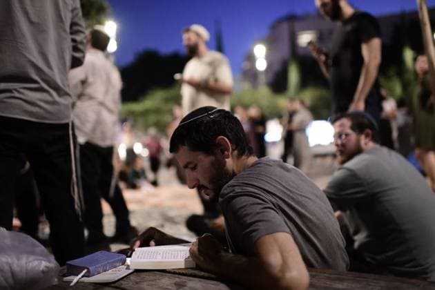 Israel, Jüdische Gläubige lesen an der Dizengoff Square aus den Klageliedern am Vorabend von Tischa beAv in Tel Aviv