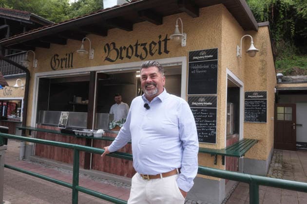 Bayern, Neueröffnung der Isarbar im Biergarten Hinterbrühl, München