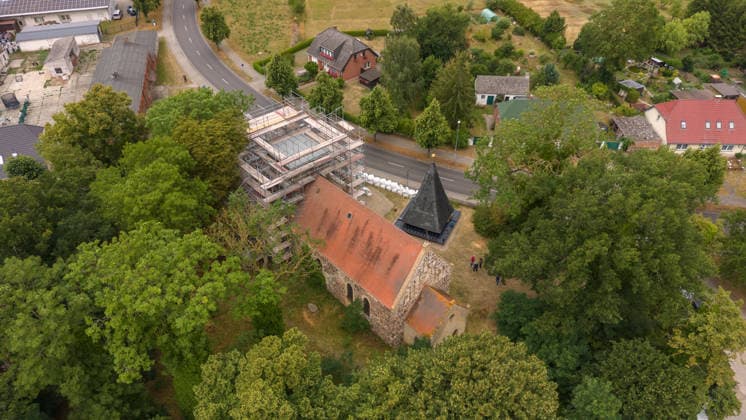 Mecklenburg-Vorpommern, einsturzgefährdete Kirche in Papendorf