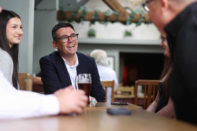 Großbritannien, Neuer Premierminister Andy Burnham senkt Gewerbesteuer für Pubs, Besuch im Hare Pub in Harlow