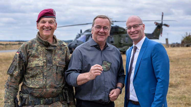 Baden-Württemberg, Boris Pistorius besucht Transporthubschrauberregiment 30 in Külsheim