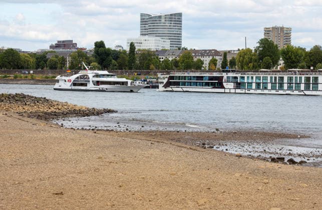 NRW, Niedrigwasser am Rhein in Düsseldorf