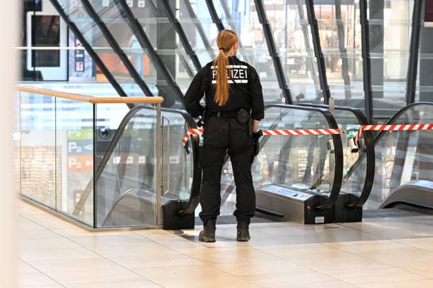 Baden-Württemberg, Frau in Einkaufszentrum in Stuttgart mit Messer angegriffen und angezündet