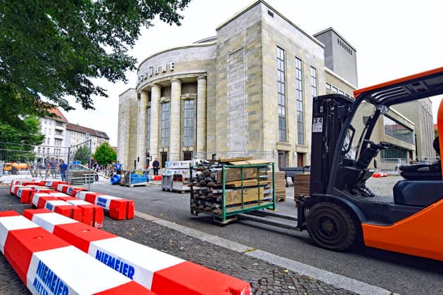 Berlin, Aufbau eines öffentlichen Freibads vor der Volksbühne