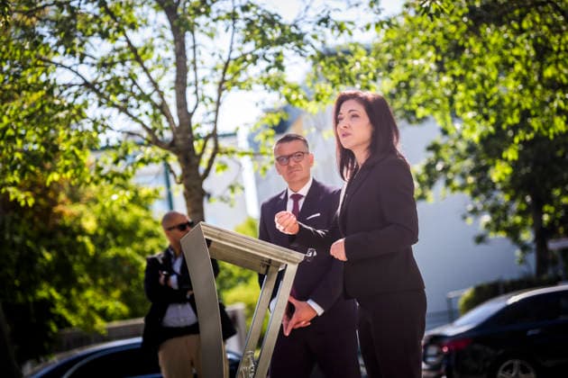 Bayern, Katherina Reiche besucht Hensoldt AG in Taufkirchen