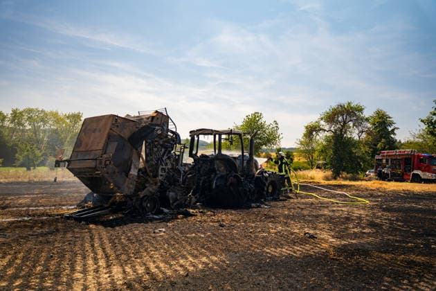 Hessen, Traktor und Feld brennen nach Windhose in Neu-Anspach
