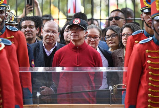 Kolumbien, Präsident Gustavo Petrow bei der Rückführung des zeremoniellen Schwerts von Simon Bolivar in Bogota