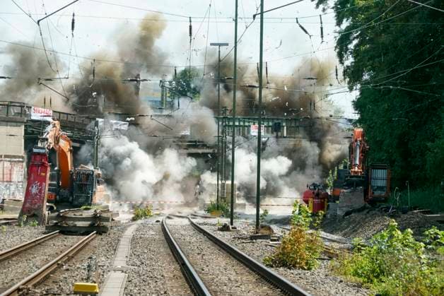 Hamburg, Sprengung einer Brücke am Bahnhof Altona