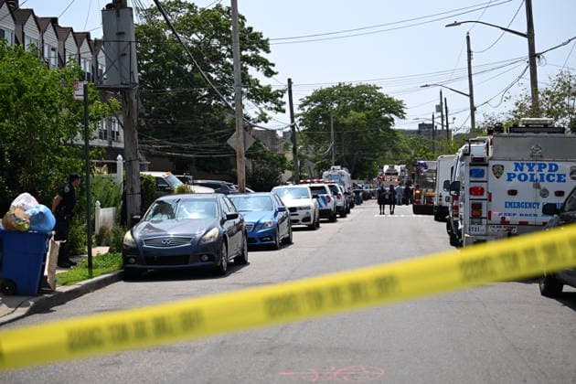 USA, Queens, Polizei schiesst bewaffneten Verdächtigen nach Hausbrand an
