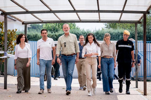 Waldbrände in Spanien, Royals, König Felipe VI und Letizia informieren sich bei Evakuierten in Villamanta