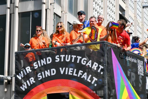 Baden-Württemberg, Love is Love, Stuttgart zeigt Flagge, CSD-Parade