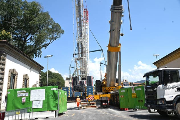 Italien, Montage einer neuen Brücke bei Pino